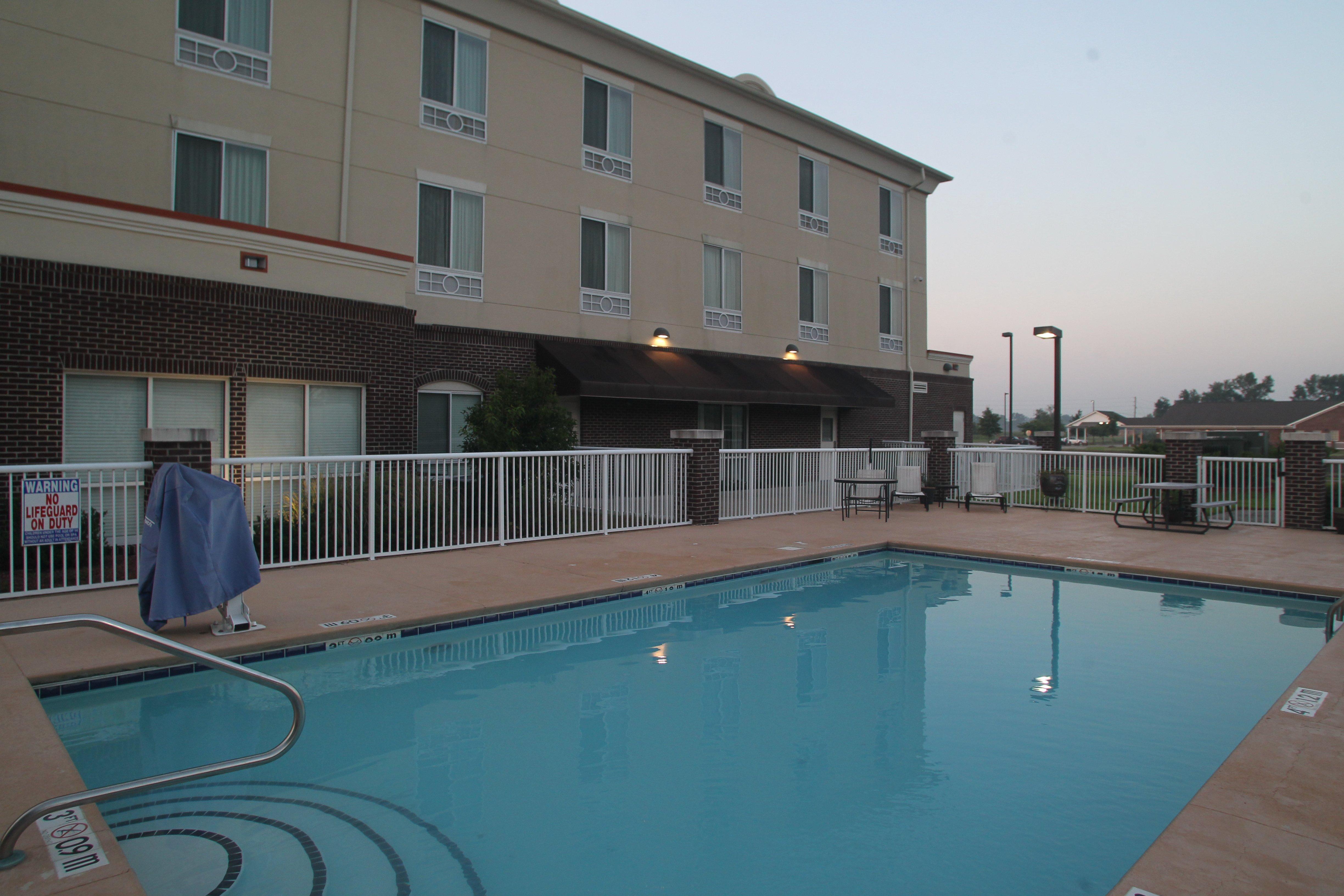 Holiday Inn Express Pembroke By Ihg Экстерьер фото