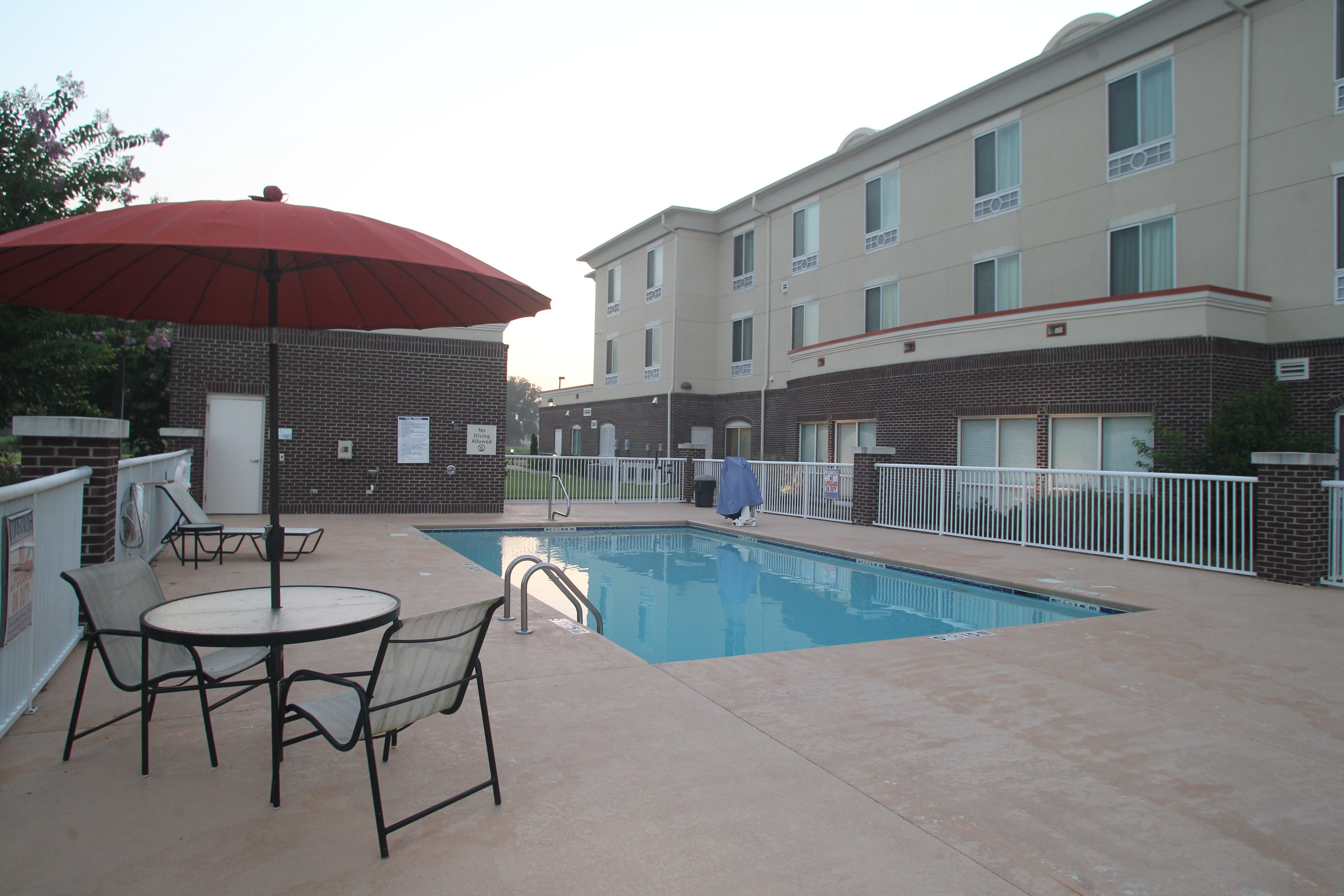Holiday Inn Express Pembroke By Ihg Экстерьер фото