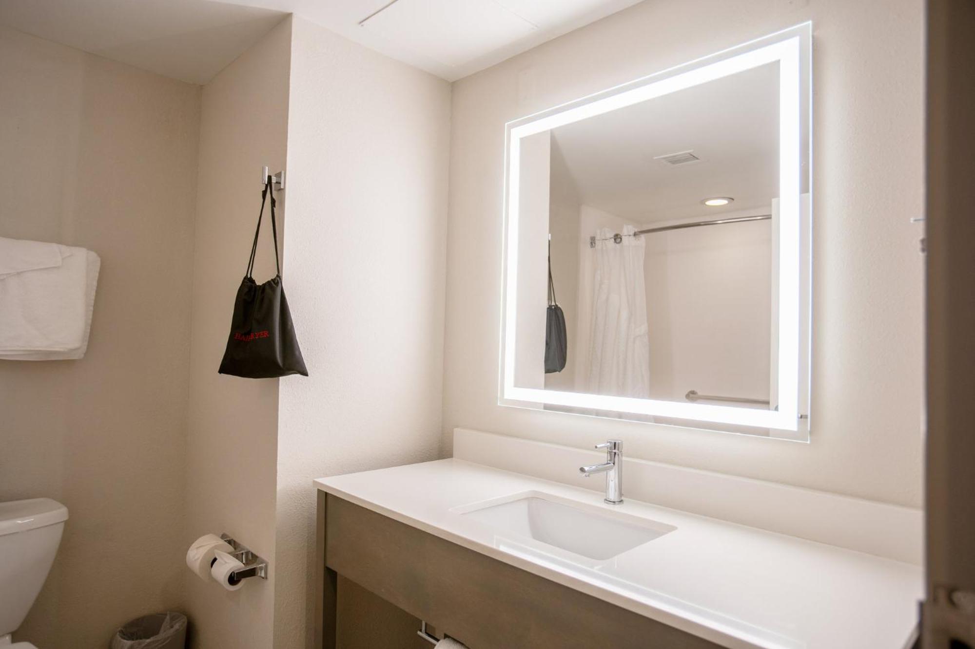 Holiday Inn Express Pembroke By Ihg Экстерьер фото