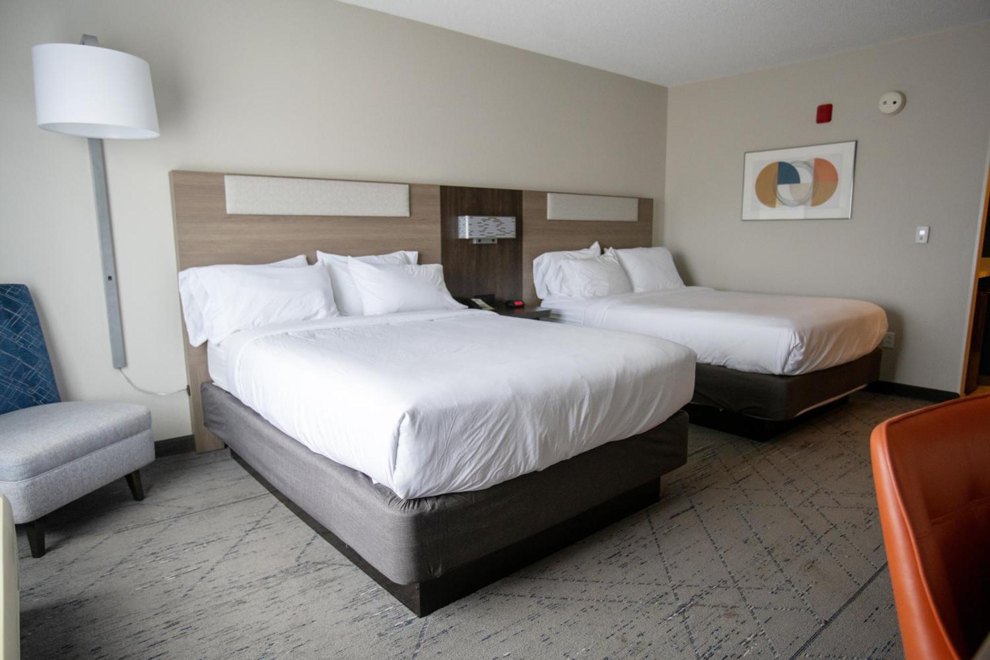 Holiday Inn Express Pembroke By Ihg Экстерьер фото
