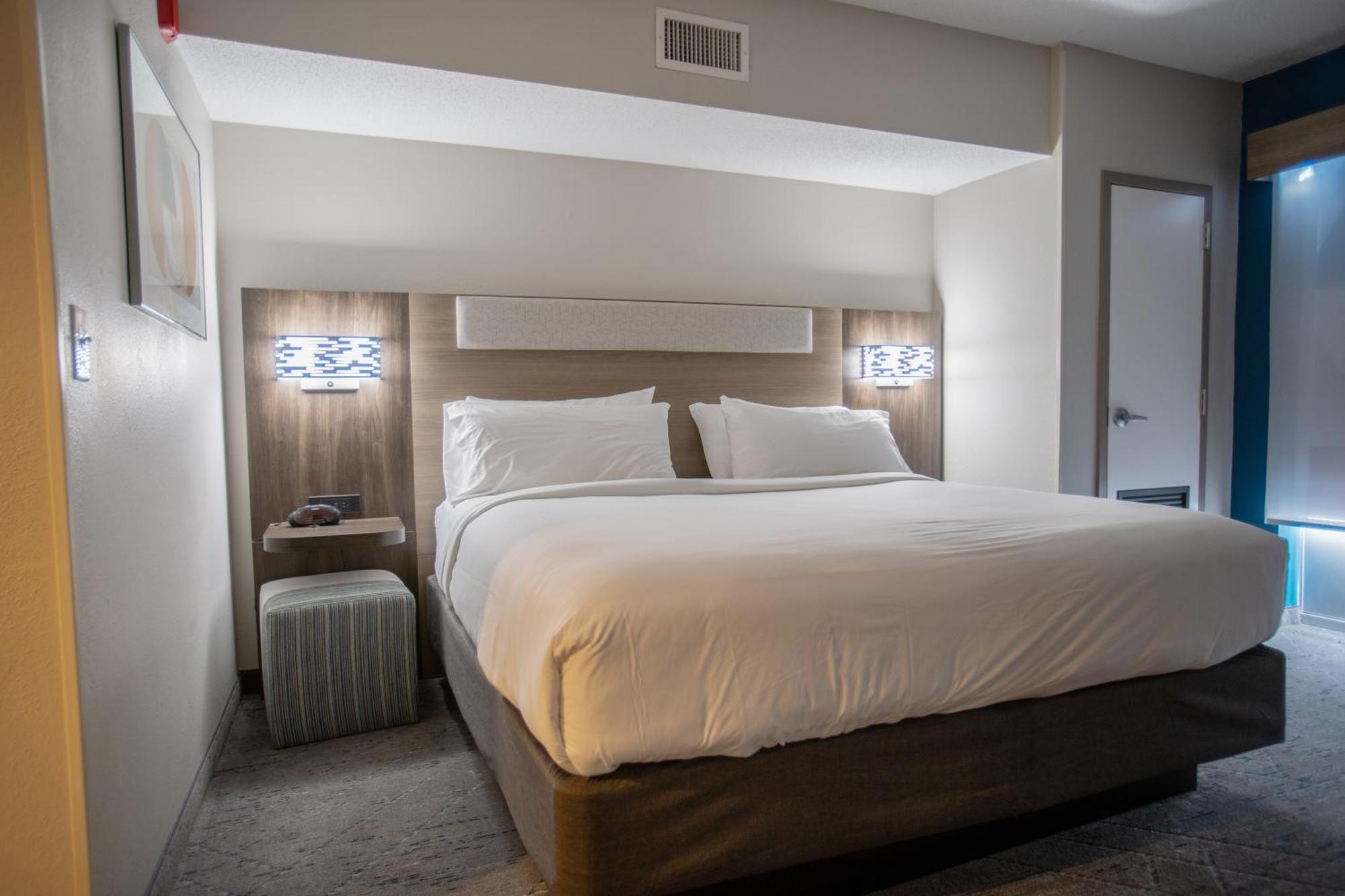Holiday Inn Express Pembroke By Ihg Экстерьер фото