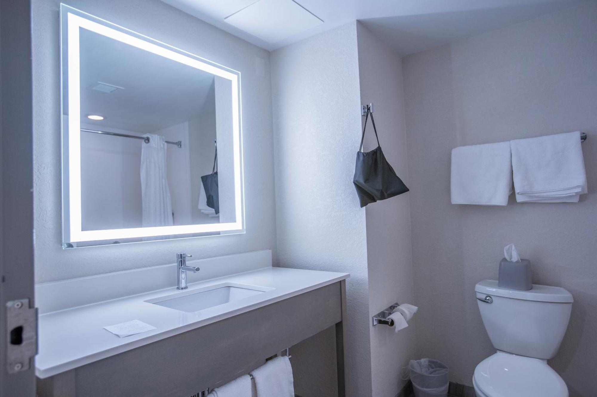 Holiday Inn Express Pembroke By Ihg Экстерьер фото