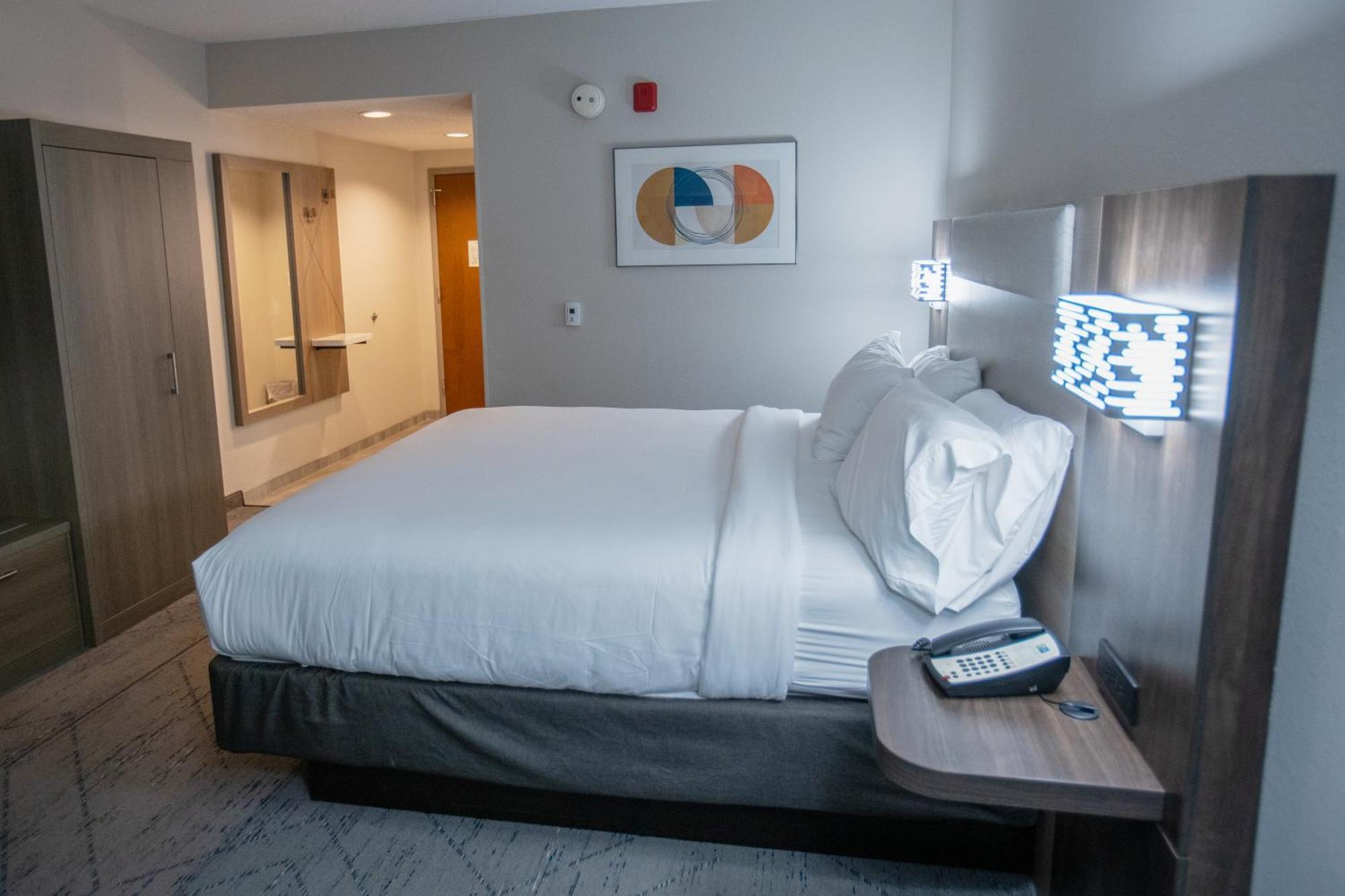 Holiday Inn Express Pembroke By Ihg Экстерьер фото