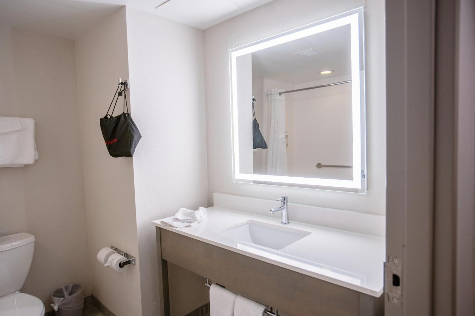 Holiday Inn Express Pembroke By Ihg Экстерьер фото