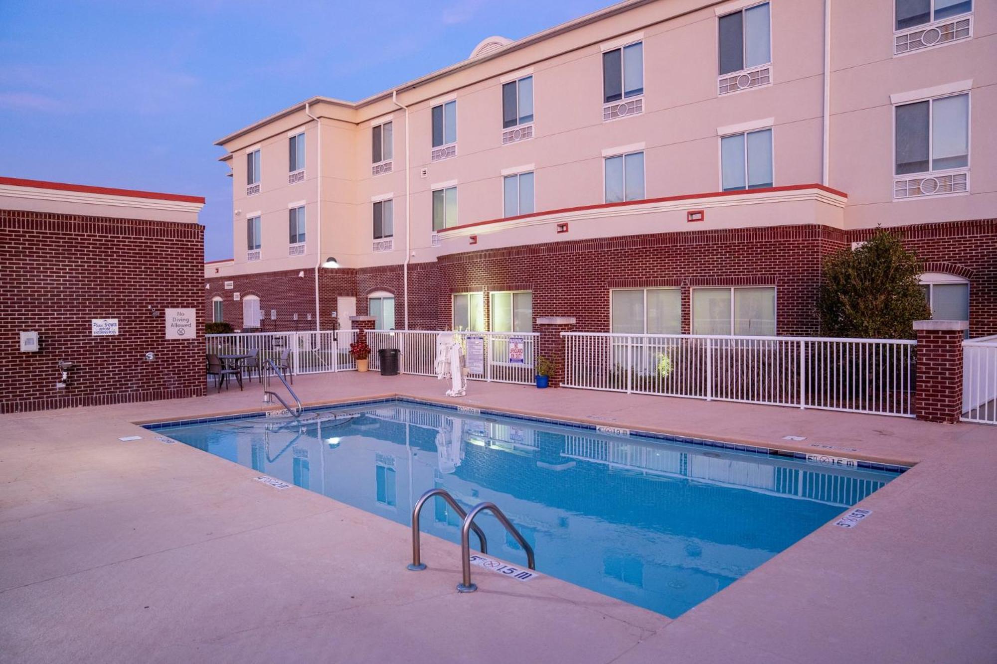 Holiday Inn Express Pembroke By Ihg Экстерьер фото