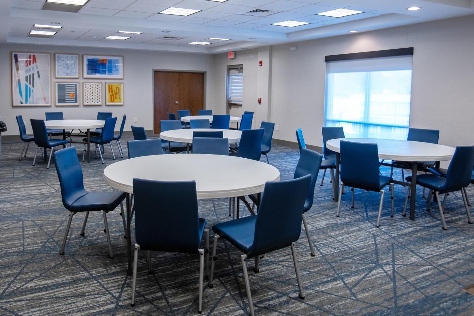 Holiday Inn Express Pembroke By Ihg Экстерьер фото