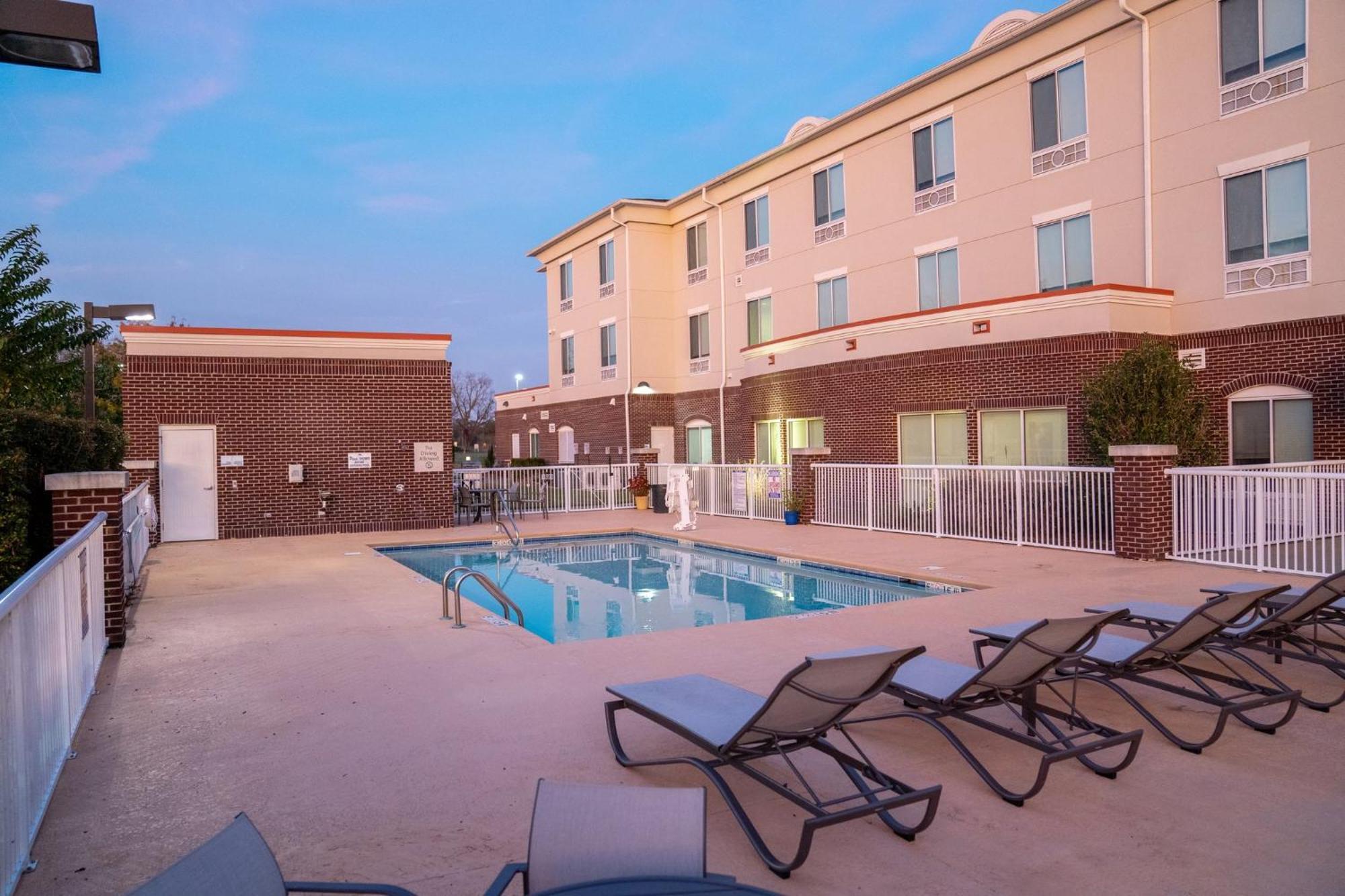 Holiday Inn Express Pembroke By Ihg Экстерьер фото