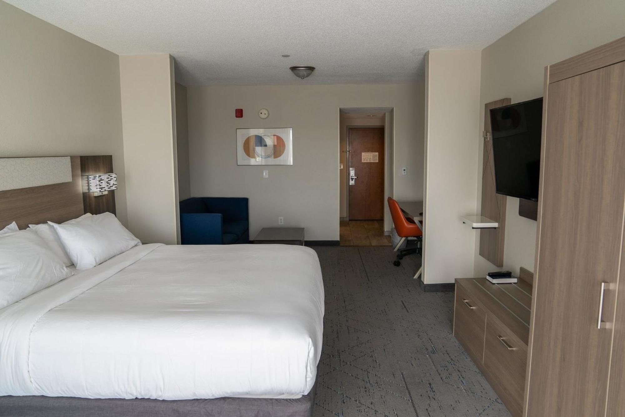 Holiday Inn Express Pembroke By Ihg Экстерьер фото