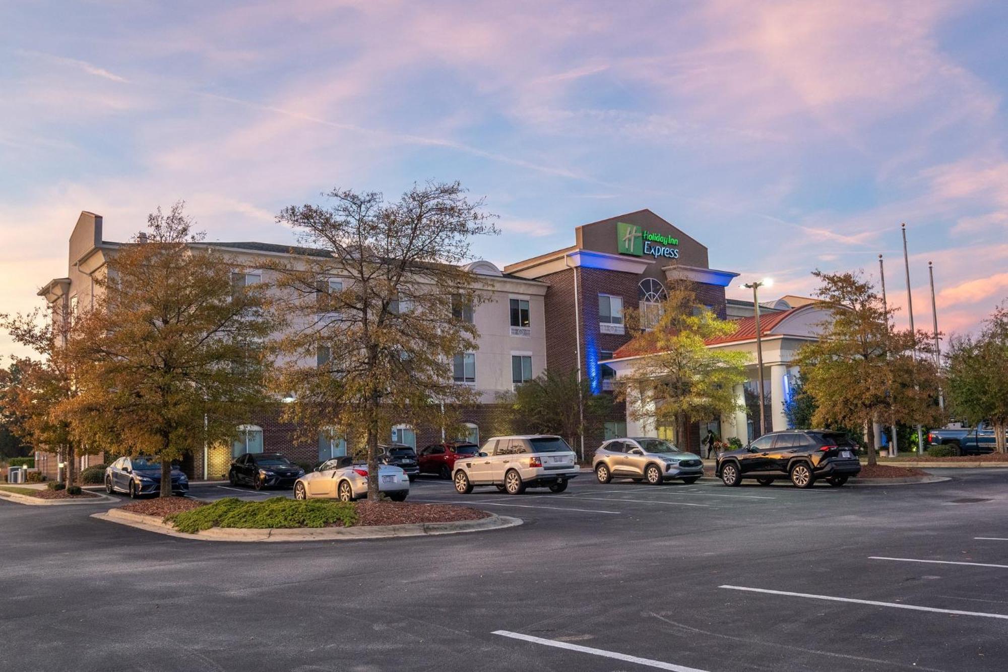 Holiday Inn Express Pembroke By Ihg Экстерьер фото