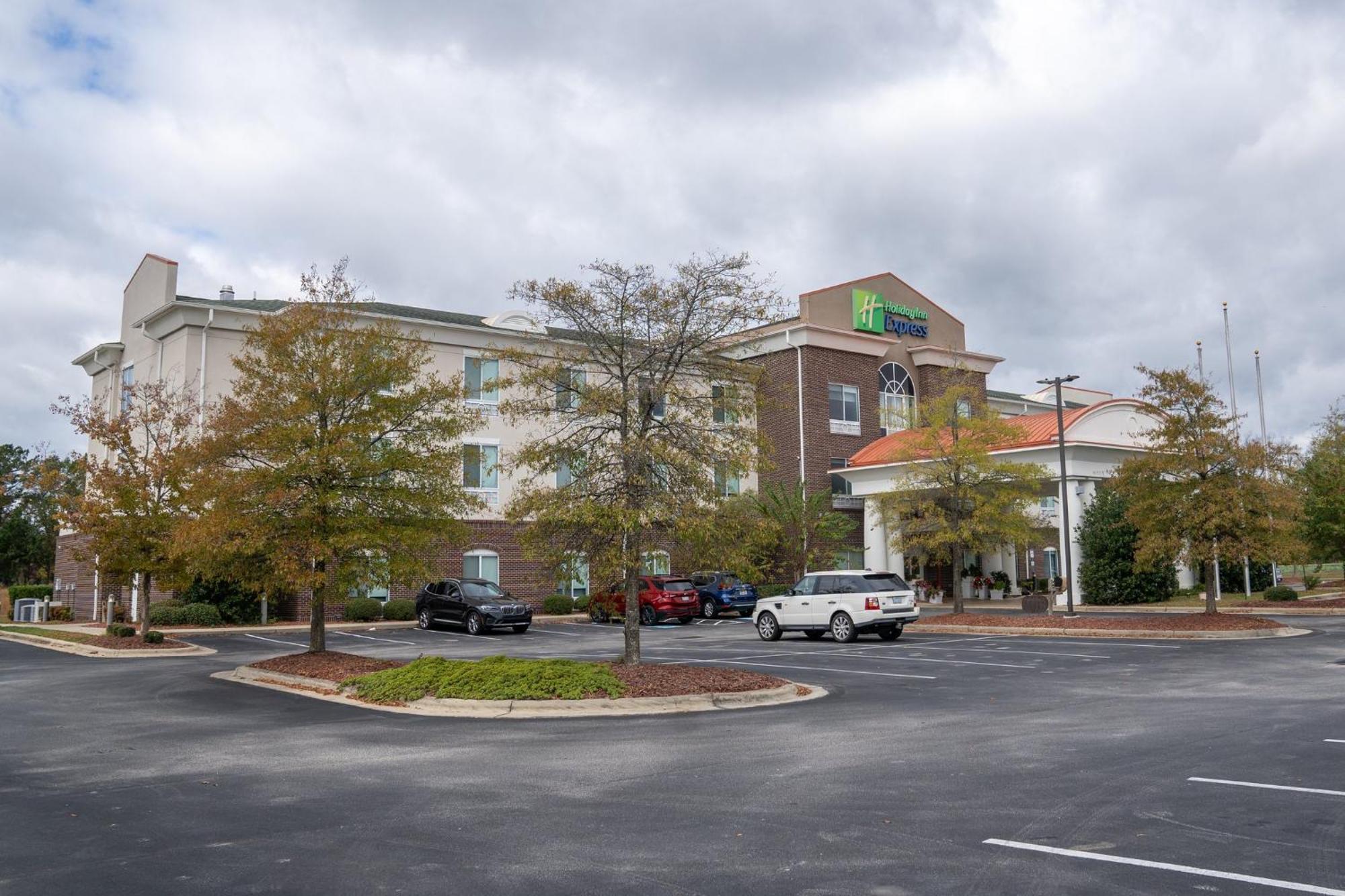 Holiday Inn Express Pembroke By Ihg Экстерьер фото