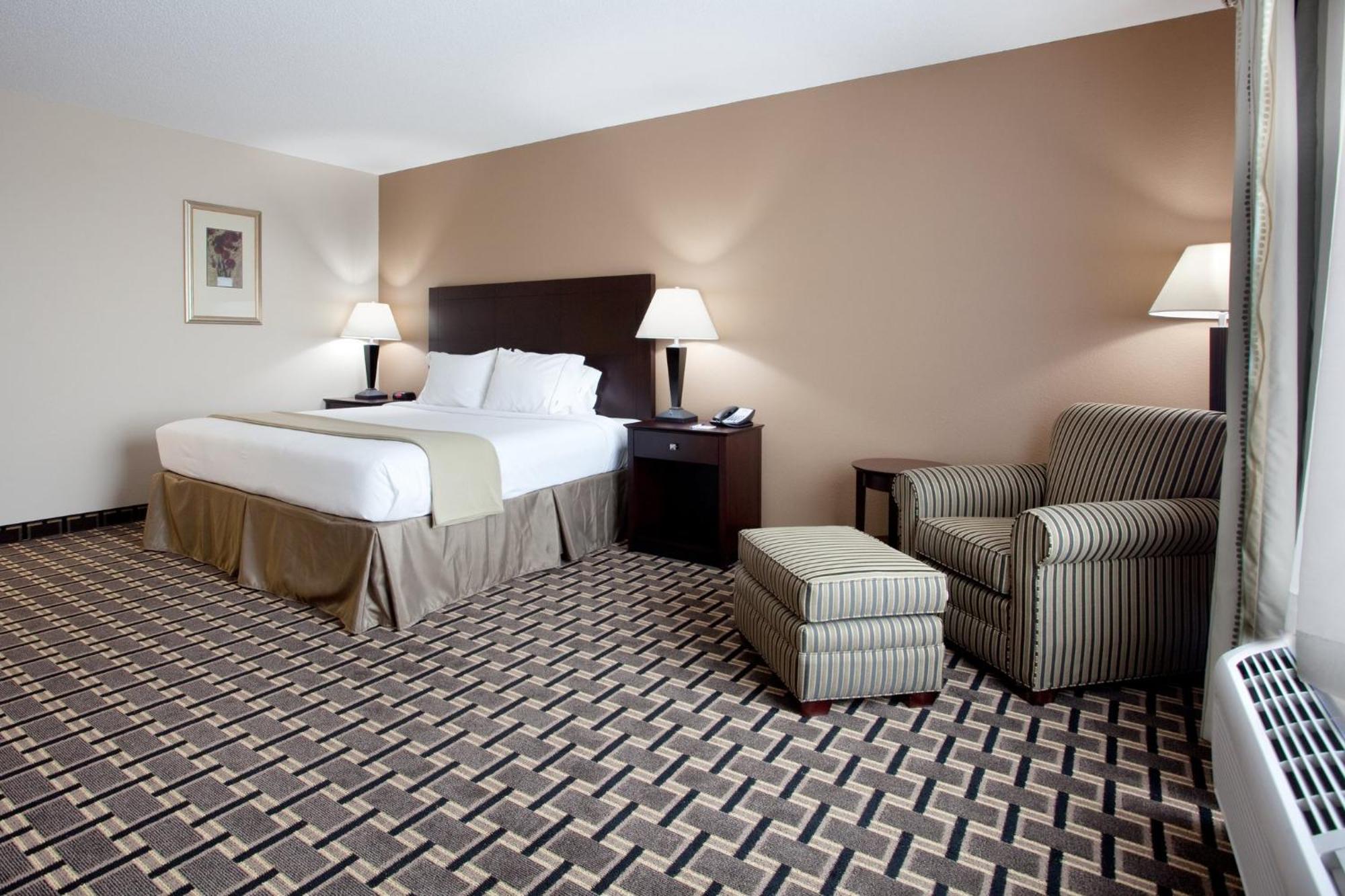Holiday Inn Express Pembroke By Ihg Экстерьер фото