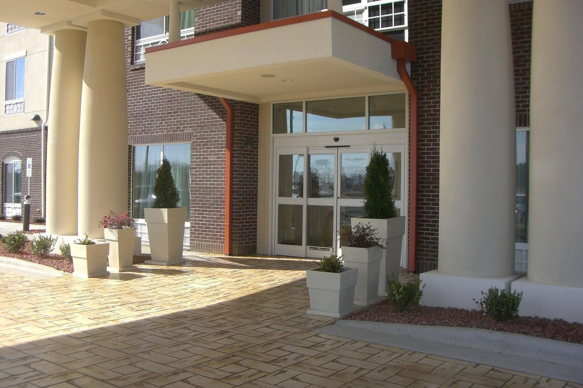 Holiday Inn Express Pembroke By Ihg Экстерьер фото